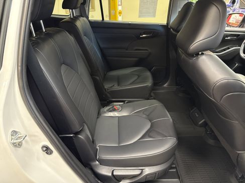 Used 2022 Toyota Highlander XLE image 19