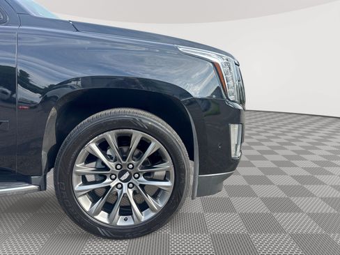 Used 2019 Cadillac Escalade Luxury w/ Escalade Sport Edition AWD/4WD image 31