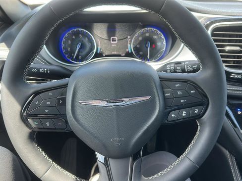 Used 2025 Chrysler Pacifica Limited FWD image 13