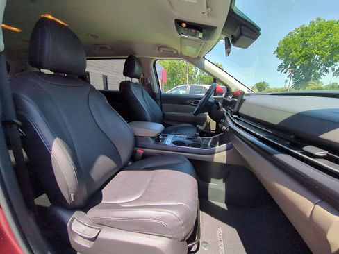 Used 2025 Kia Carnival FWD image 32