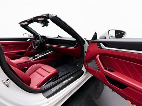 Used 2022 Porsche 911 Turbo S w/ 911 Turbo Sportdesign Package image 28