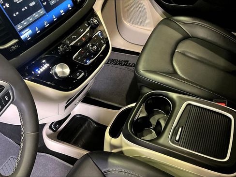 Used 2024 Chrysler Pacifica Touring-L image 18