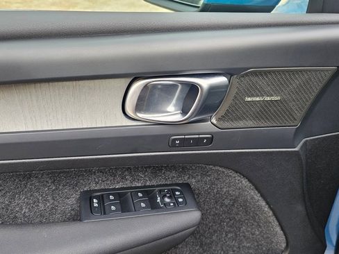 Certified 2025 Volvo XC40 B5 Ultra w/ Climate Package image 18