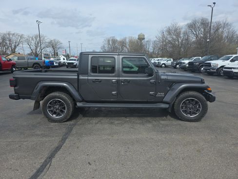 Used 2021 Jeep Gladiator Overland image 2