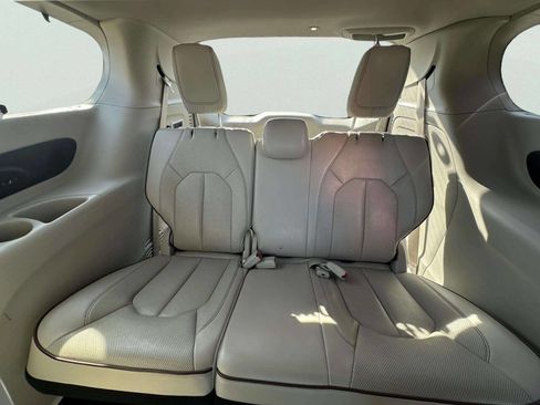 Used 2017 Chrysler Pacifica Limited w/ UConnect Theater Package image 12