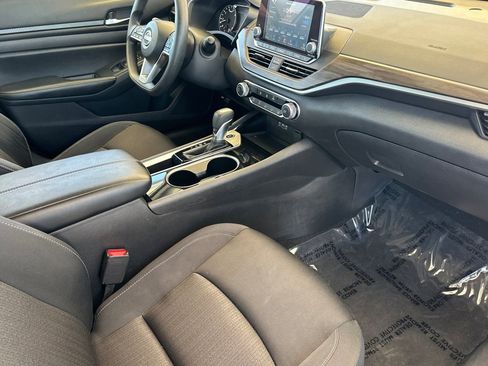 Used 2024 Nissan Altima 2.5 SV FWD image 15