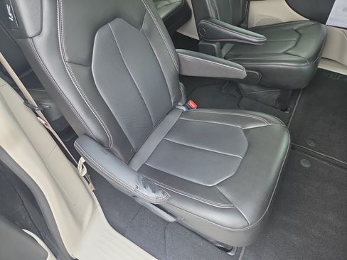 Certified 2023 Chrysler Pacifica Touring-L FWD image 20