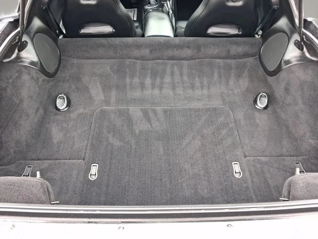 Used 2004 Chevrolet Corvette Coupe w/ Preferred Equipment Group RWD image 17