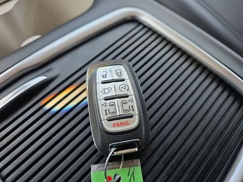 Used 2023 Chrysler Pacifica Touring-L FWD image 34