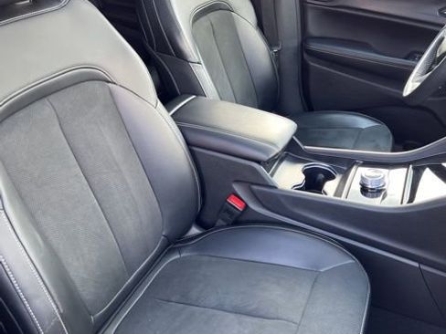 Certified 2025 Jeep Grand Cherokee Altitude AWD/4WD image 18
