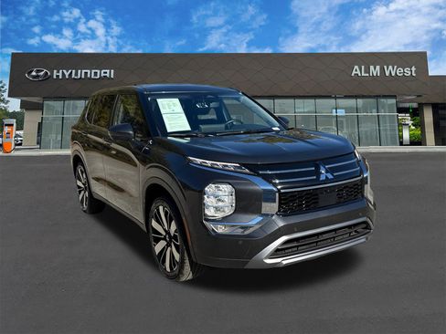 Used 2025 Mitsubishi Outlander SE image 3