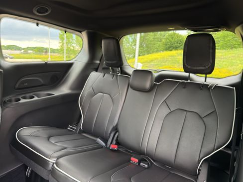 New 2027 Chrysler Pacifica Limited AWD/4WD image 36