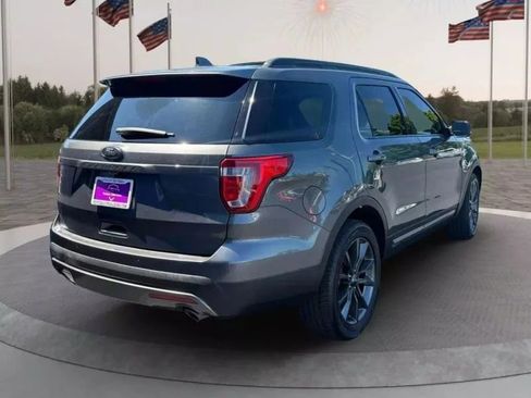 Used 2017 Ford Explorer XLT w/ Equipment Group 202A image 5