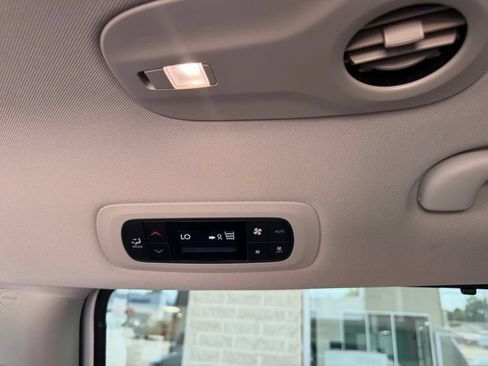 Used 2018 Chrysler Pacifica Touring Plus FWD image 20