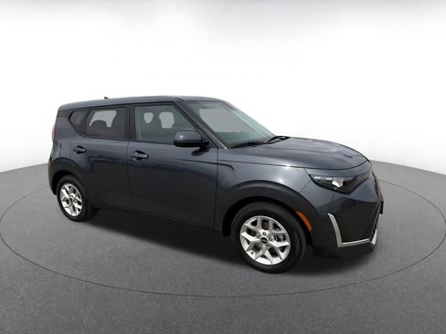 Used 2025 Kia Soul LX w/ LX Technology Package FWD image 2