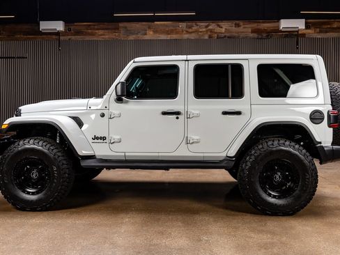 Used 2025 Jeep Wrangler Unlimited Sahara AWD/4WD image 4