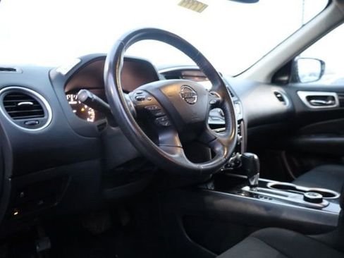 Used 2019 Nissan Pathfinder SV image 18