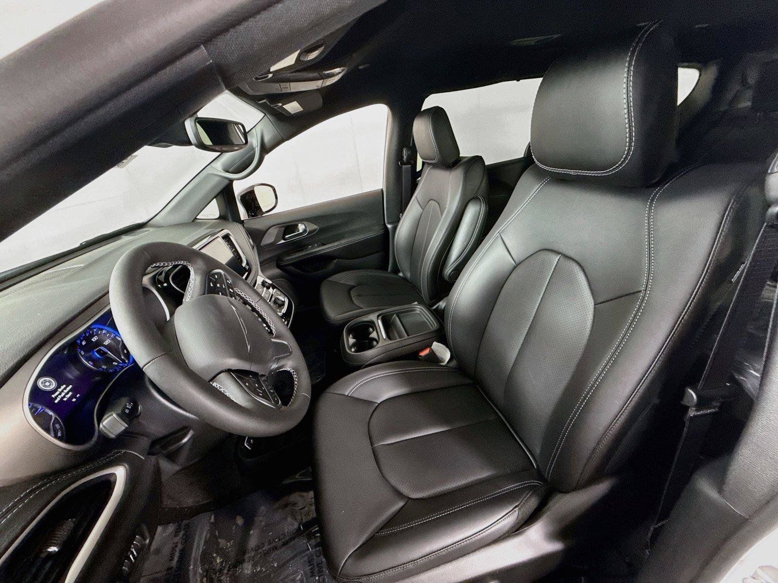 New 2027 Chrysler Pacifica Select AWD/4WD image 14