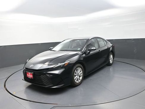 Used 2025 Toyota Camry LE image 37