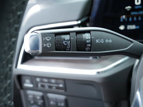 Used 2025 Chevrolet Suburban Z71 image 26