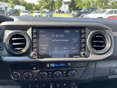 Certified 2022 Toyota Tacoma TRD Off-Road w/ Technology Package AWD/4WD image 17