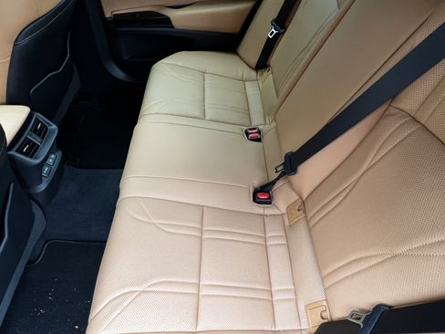 Used 2022 Lexus ES 300h Ultra Luxury image 32