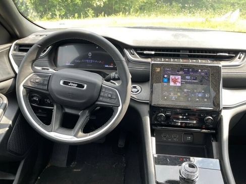Certified 2024 Jeep Grand Cherokee Altitude AWD/4WD image 7