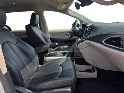 Used 2024 Chrysler Pacifica Limited FWD image 17