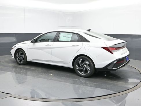 Used 2025 Hyundai Elantra Sport image 3