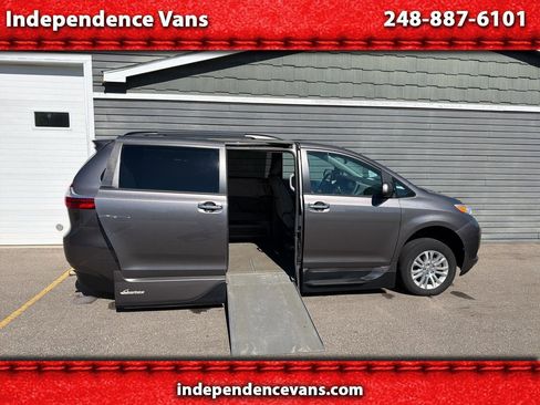 Used 2017 Toyota Sienna XLE FWD image 1