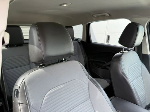 Used 2017 Ford Escape SE w/ SE Sport Appearance Package FWD image 3