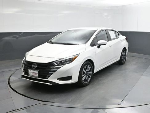 Used 2025 Nissan Versa SV image 4