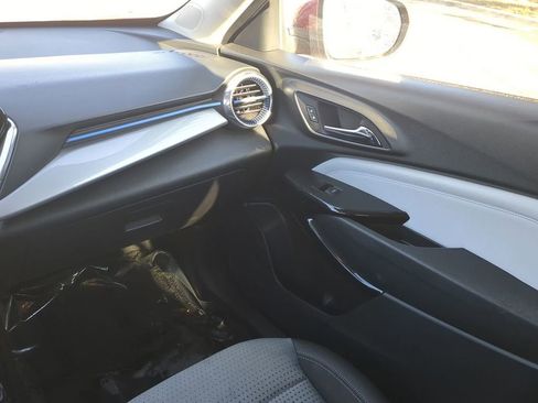 Used 2025 Chevrolet Trax LT w/ LT Convenience Package image 17