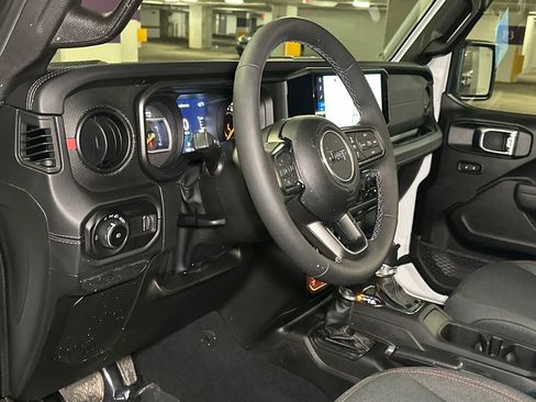 Used 2025 Jeep Wrangler Unlimited Rubicon w/ Technology Group image 16