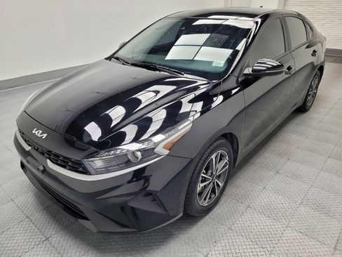 Used 2023 Kia Forte LXS w/ LXS Technology Package FWD image 2