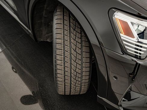 Used 2022 Audi e-tron Premium w/ Convenience Plus Package image 41