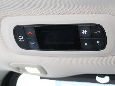 Used 2023 Chrysler Pacifica Limited FWD image 18