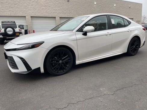 Used 2025 Toyota Camry SE image 4