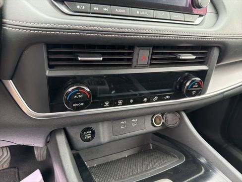 Used 2024 Nissan Rogue SV image 17