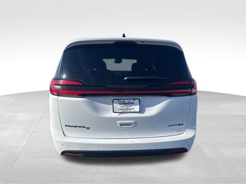 Used 2025 Chrysler Pacifica Limited FWD image 4
