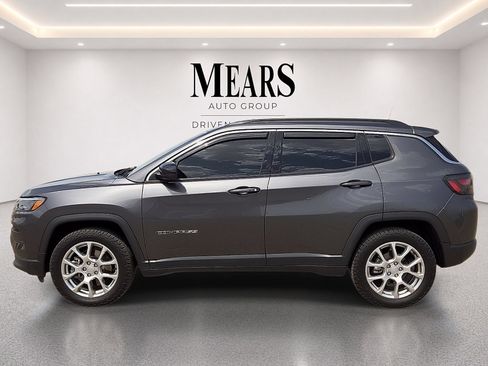 Used 2023 Jeep Compass Latitude w/ Sun and Sound Group AWD/4WD image 2