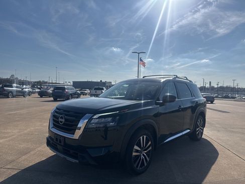 Used 2025 Nissan Pathfinder Platinum image 8