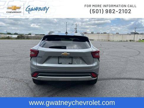 Used 2025 Chevrolet Trax LT FWD image 6