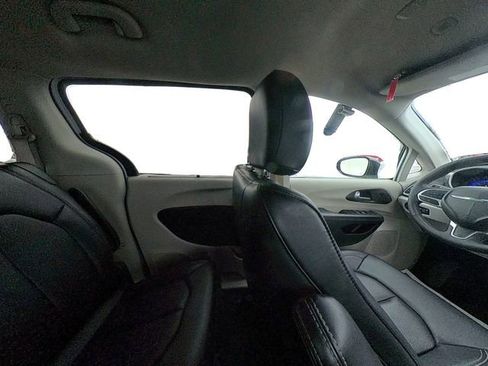 Used 2024 Chrysler Pacifica Touring-L image 36