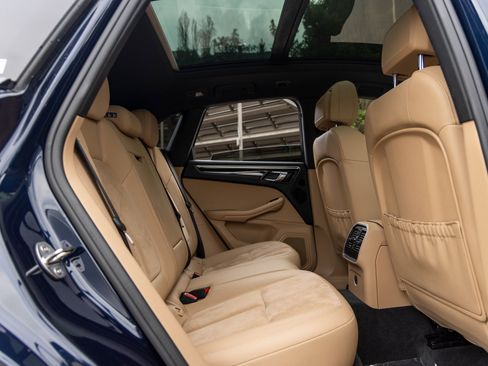 Used 2020 Porsche Macan image 46