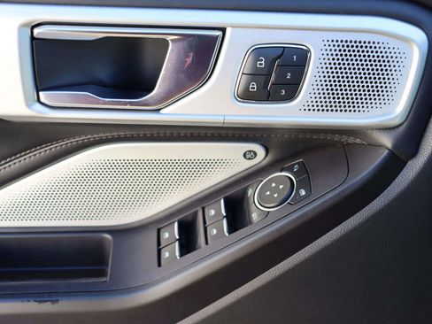 Used 2020 Ford Explorer Platinum w/ Premium Technology Package image 15