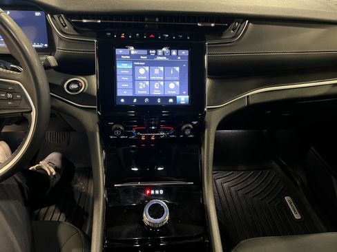 Used 2023 Jeep Grand Cherokee Laredo image 16