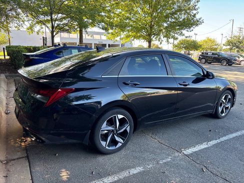 Used 2022 Hyundai Elantra SEL w/ Convenience + Premium Package FWD image 4
