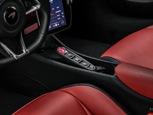Used 2024 McLaren Artura RWD image 61