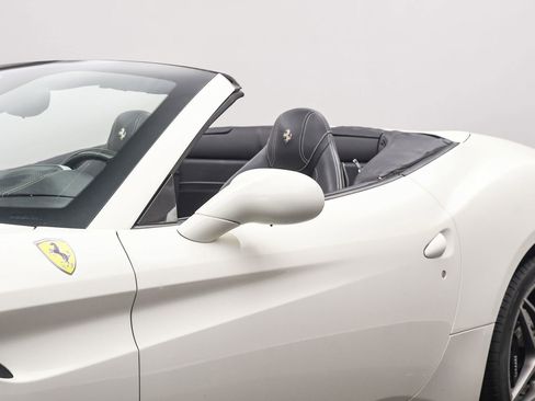 Used 2016 Ferrari California T image 11